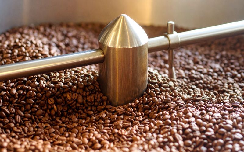 A detailed infographic showing the progression of coffee bean color and temperature during the roasting process, with labels for different roast levels.